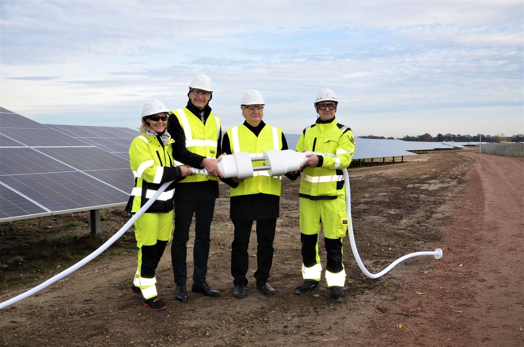 Symbolisch nahmen Sachsen-Anhalts Ministerpräsident Reiner Haseloff (2.v.r.) und der Zerbster Bürgermeister Andreas Dittmann (2.v.l.) gemeinsam mit Barbara Flesche und Stefan-Jörg Göbel vom norwegischen Energiekonzern Statkraft den  Solarpark mit Batteriespeicher auf dem Gelände der ehemaligen  Kiesgrube bei Pulspforde in Betrieb.
