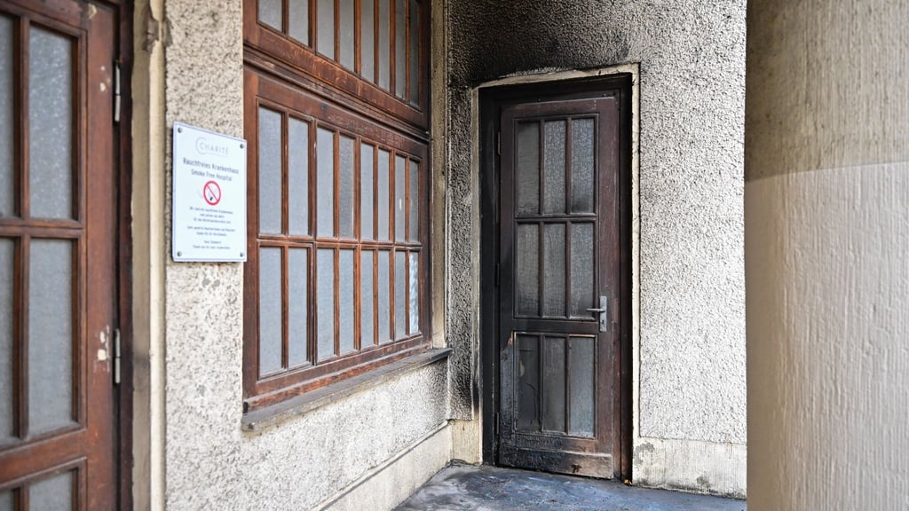 Das Feuer an der Charité wurde laut Polizei gegen 2.05 Uhr gelegt.