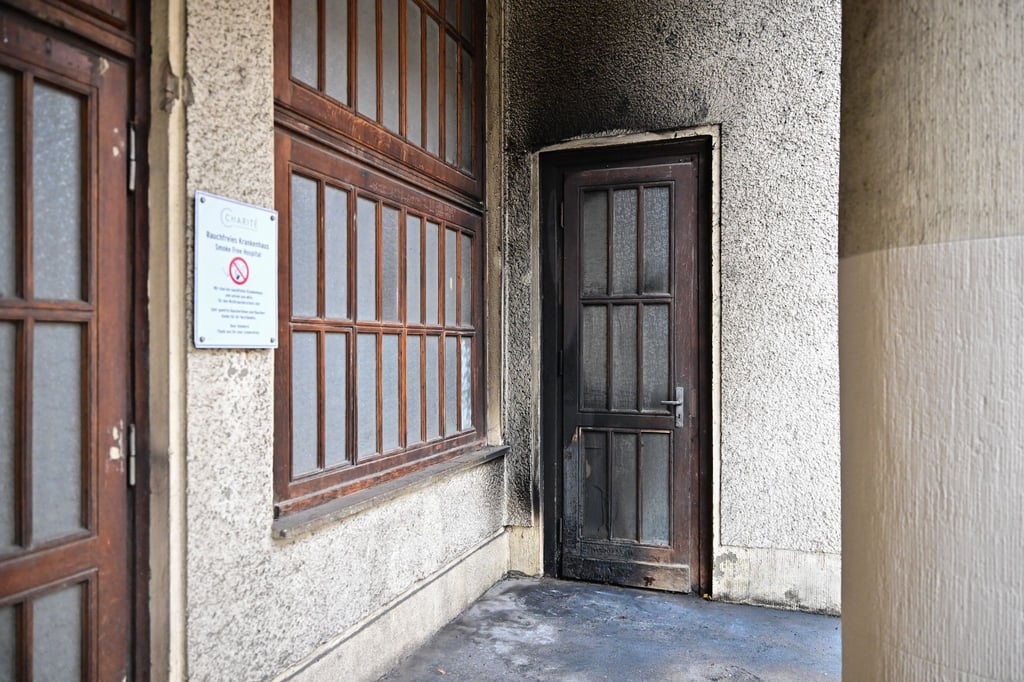 Das Feuer an der Charité wurde laut Polizei gegen 2.05 Uhr gelegt.