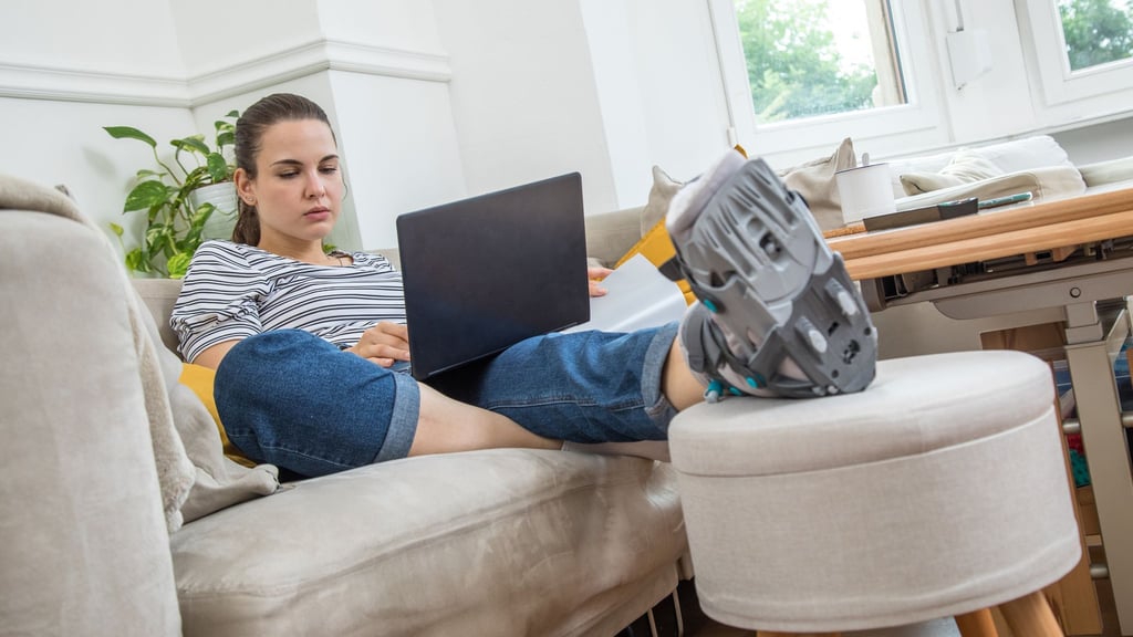 Lohnfortzahlung, Krankengeld oder Verletztengeld: Wie sind Betroffene nach einem Arbeits- oder Wegeunfall finanziell abgesichert?