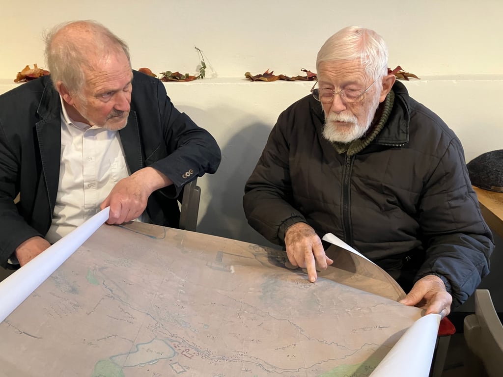 Die „Schnabelianer“ Hartmut Fischer und Alfred Roth (v.li.) über dem Penther-Plan aus Rottleberode.