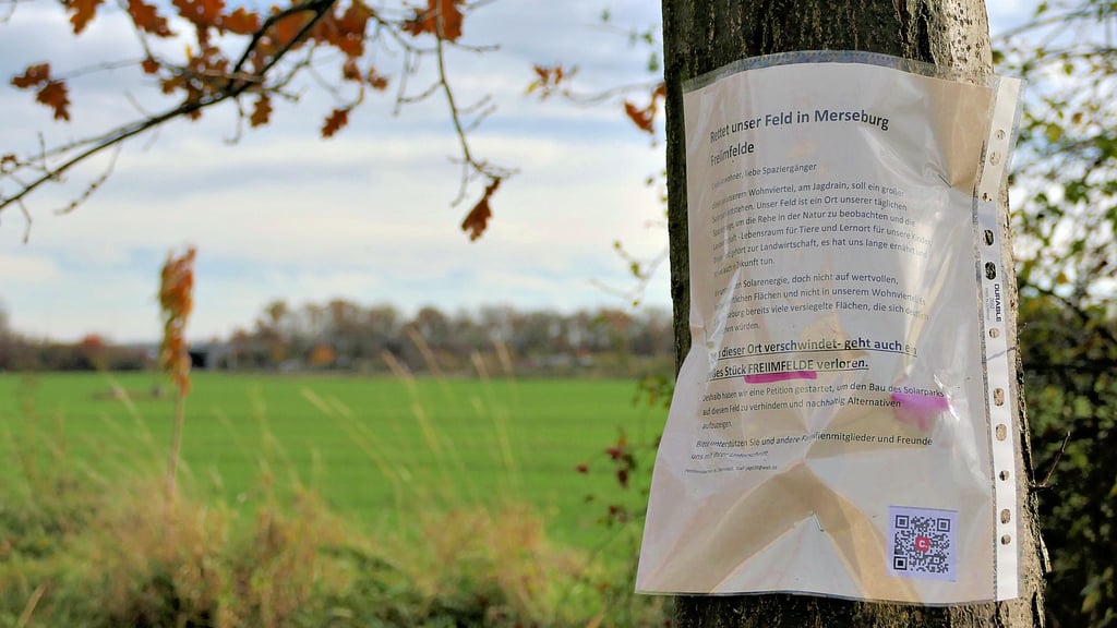 Am fraglichen Feld am Rande von Freiimfelde zeigt sich der Protest der Anwohner in Form von Aushängen.