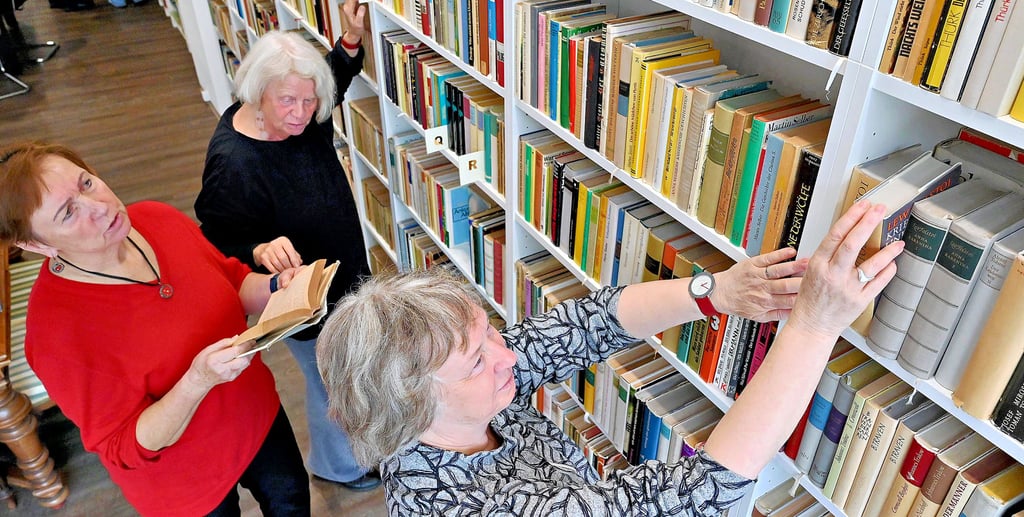 Beim Sortieren in der Bücherkiste Peter Sodann (v. l.): Krystyna Dietrich, Gisela Begrich und Martina Lehrke.