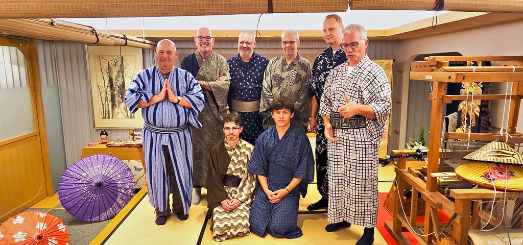 Martin Steinert (li.) in Japan mit einemTeil seiner Reisegruppe: Bei einer Teezeremonie gibt es auch für die Männer den traditionellen Kimono.