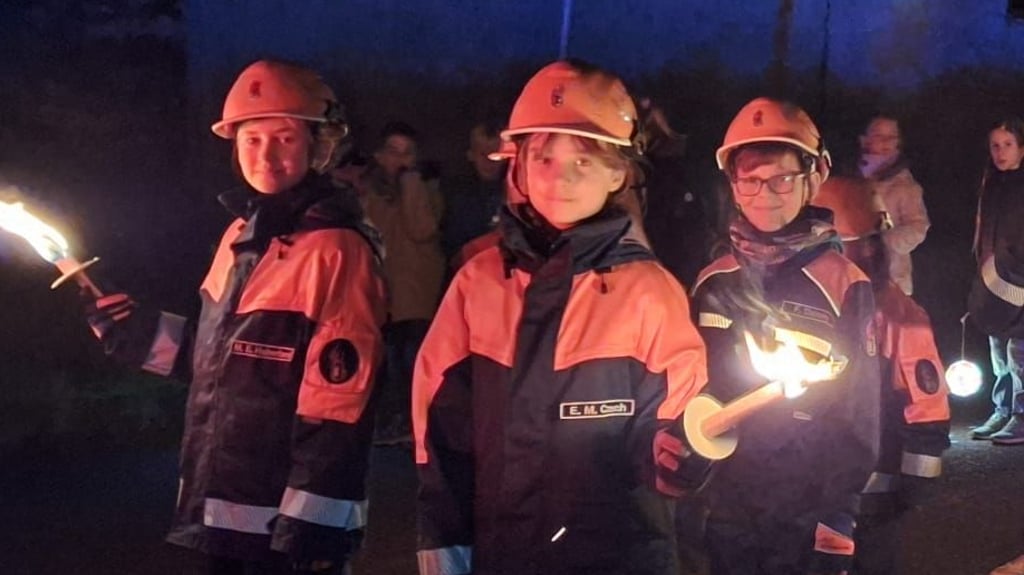 Die jungen Feuerbekämpfer führten den Fackelumzug erstmalig an.