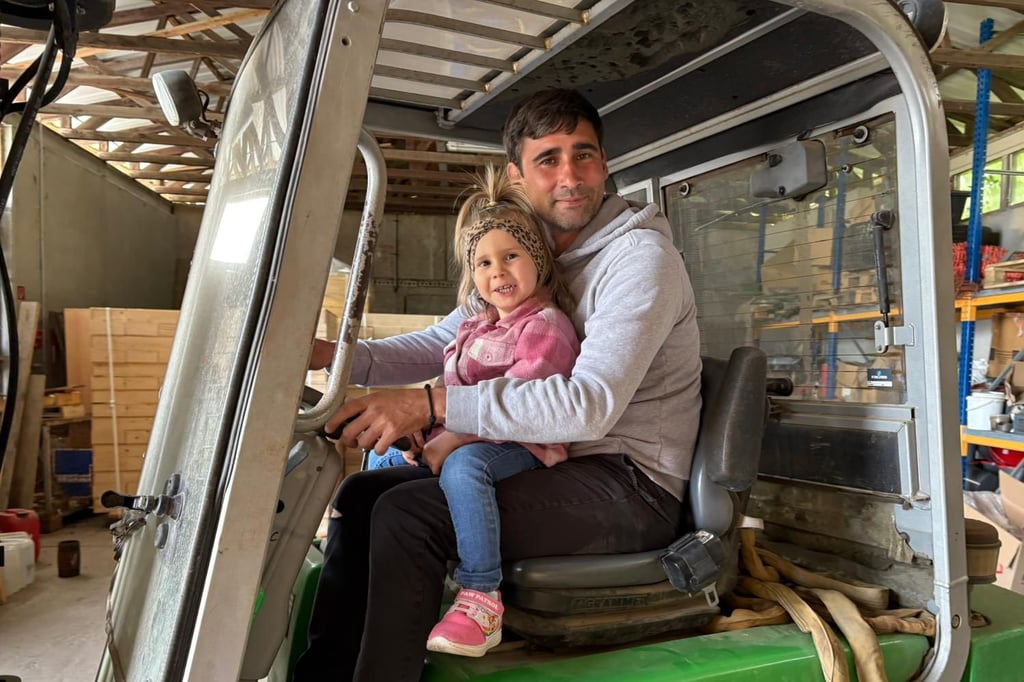 Der Saubacher Martin Adelsberger, hier mit seiner Tochter Amelie Fellenberg, hat sich in der zwölften Runde den Wochensieg geholt. Mit 23 Punkten hält er noch immer den lokalen Tippspiel-Rekord.