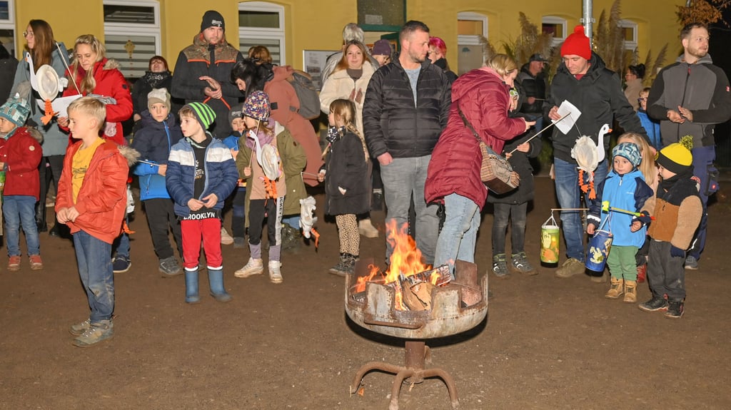 Die Grundschule in  Domersleben hat den Martinstag mit einem Umzug gefeiert.