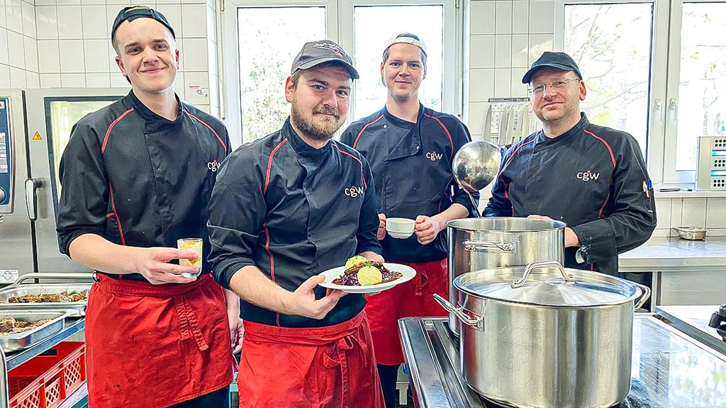 Das Küchenteam: Alex (19), Julian (26) und Stephan (22) mit Ausbilder Tobias Kauer  (von links).