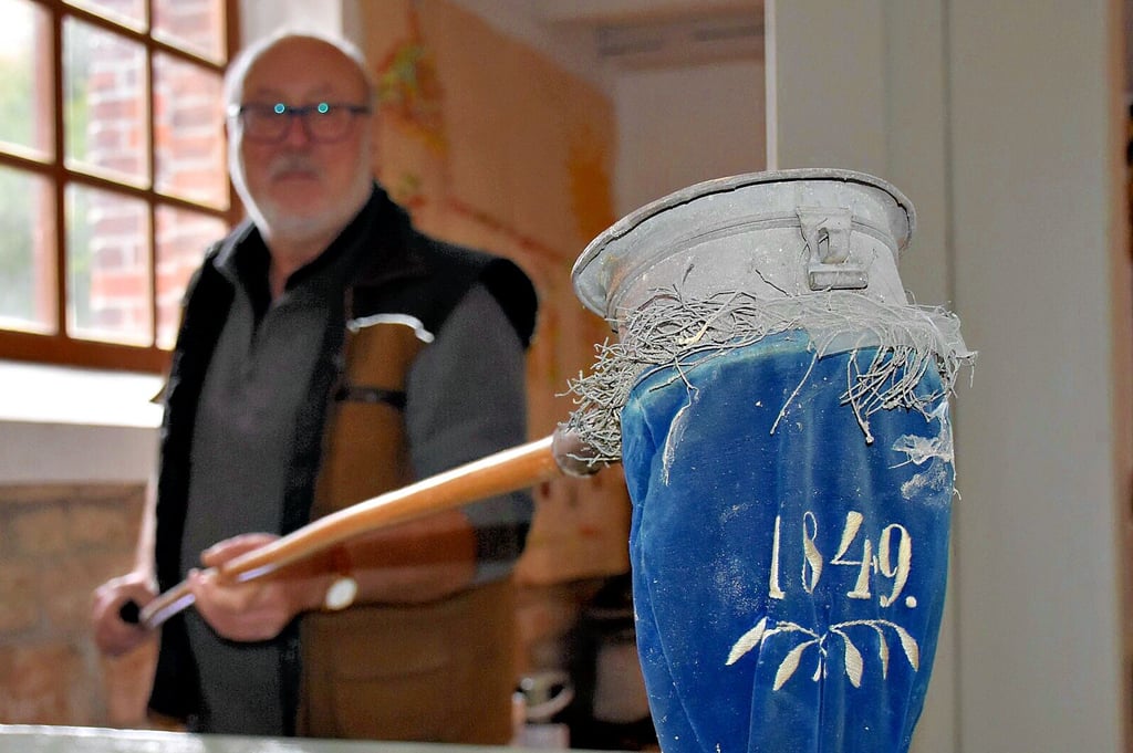 Der Klingelbeutel stammt aus dem Jahr 1849. Bürgermeister Gerhard Kissmann demonstriert die Handhabe.