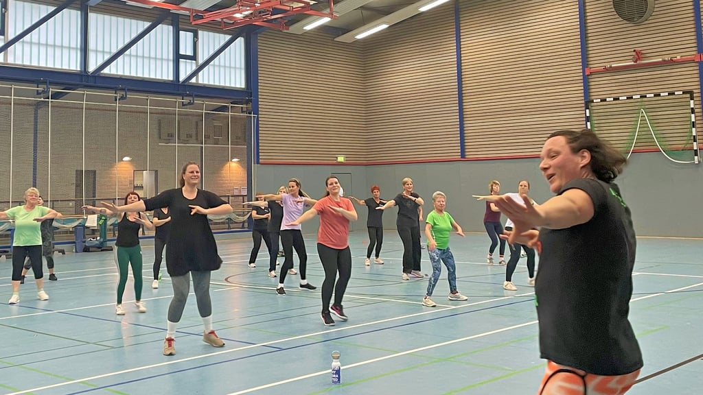 Aktive Teilnehmerinnen am Fitnesstag in der Jerichower Turnhalle.