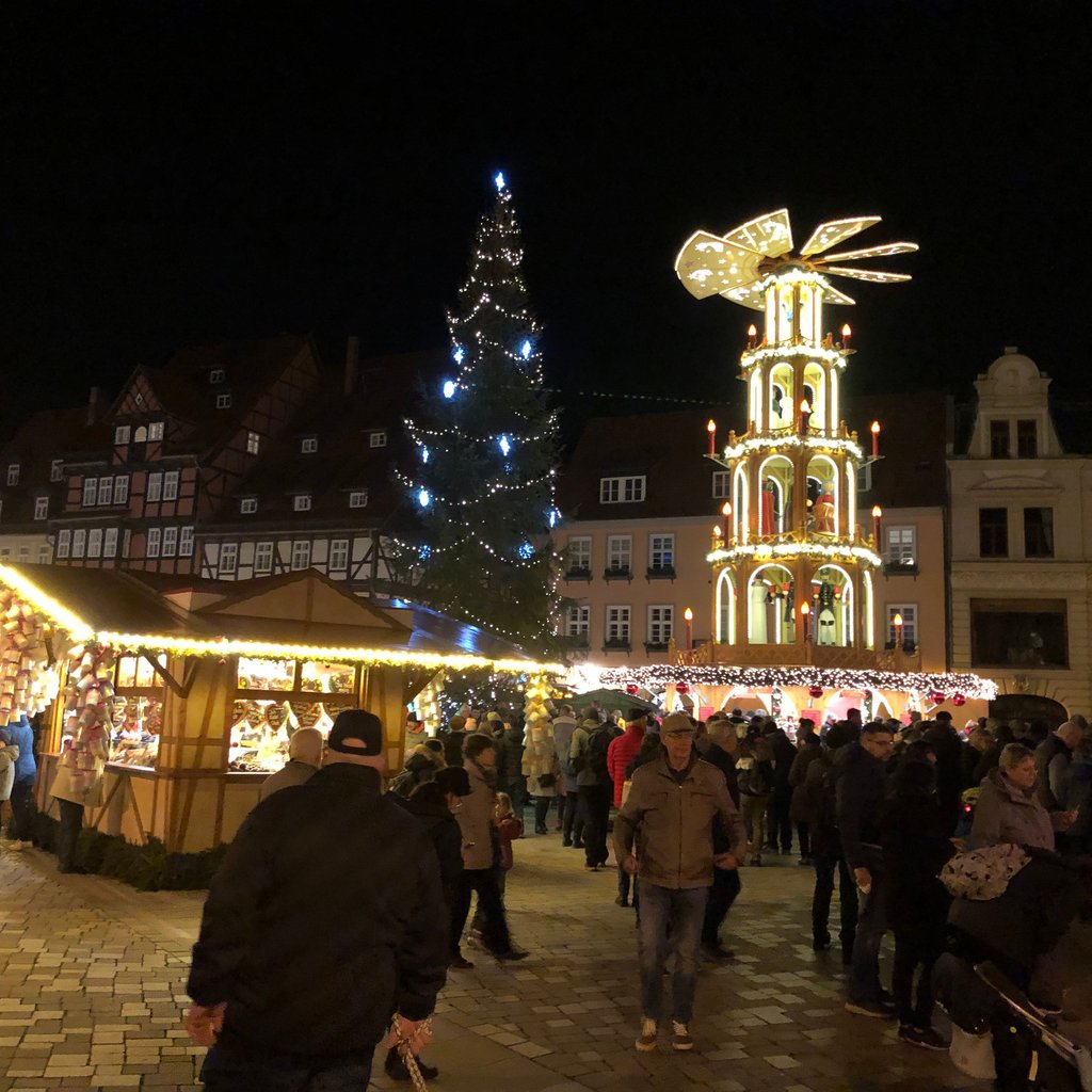 Ein Besuch des Weihnachtsmarktes auf dem Marktplatz von Quedlinburg lohnt sich.