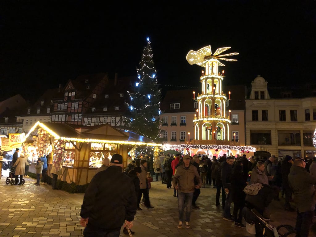 Ein Besuch des Weihnachtsmarktes auf dem Marktplatz von Quedlinburg lohnt sich.