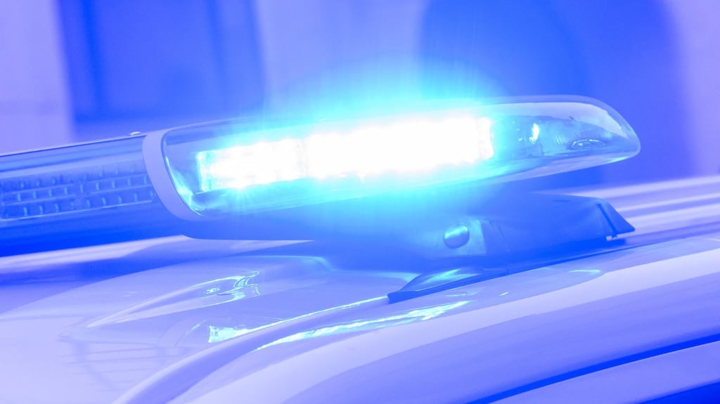 Eine 80-jährige Frau ist in Zeitz an einem Zebrastreifen von einem Auto erfasst worden.