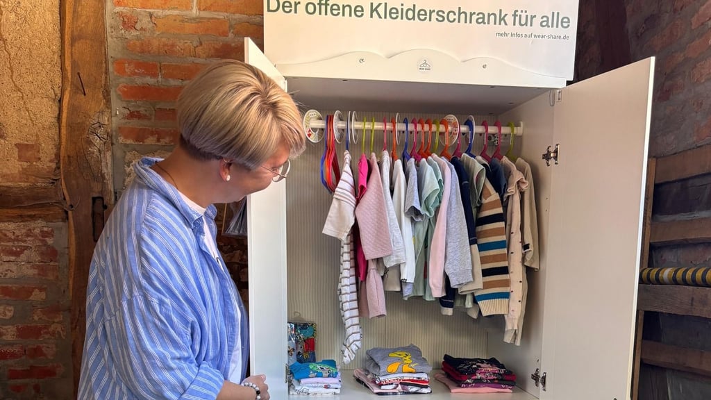 Bei den Mühlenspatzen in Anderbeck sorgt Sassi Schulze dafür, dass Ordnung herrscht im neuen Kids Schrank.