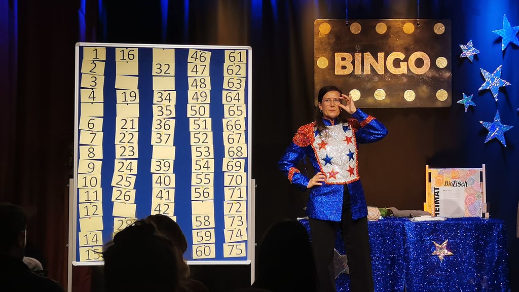 Schrille Outfits, volle Glitzerpower in Magdeburg: Beim „Glitzer Bingo“ im Volksbad Buckau wird jeder Abend zur Show.