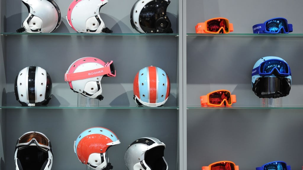 Öfter mal was Neues: Da ein Skihelm durch Feuchtigkeit, Schweiß und UV-Strahlung altert, sollte man ihn nach drei bis fünf Jahren Gebrauch austauschen.