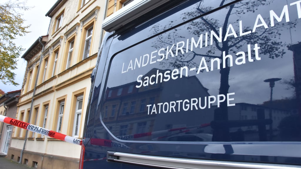 Die Polizei hatte den Bereich um das Gebäude in der Hagenstraße in Haldensleben weiträumig abgesperrt. Tatortermittler sicherten Spuren am Einsatzort.