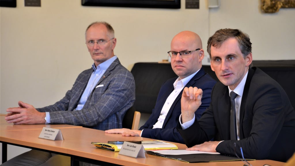 Sachsen-Anhalts Bildungsminister Jan Riedel (rechts)  kam bei seinem Zerbst-Besuch auch auf das Thema Lehrermangel zu sprechen.