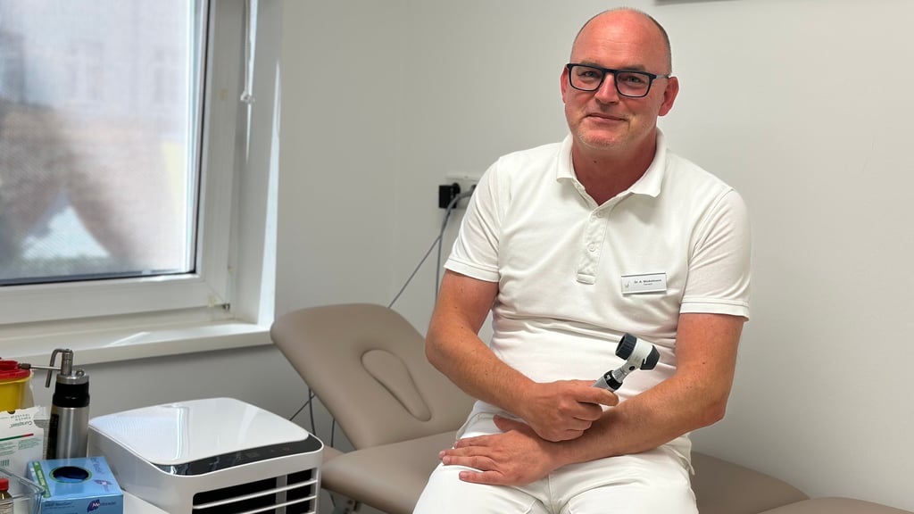 Hautarzt Dr. Axel Winkelmann hat seine Praxis im Buckauer Engpass in Magdeburg. 