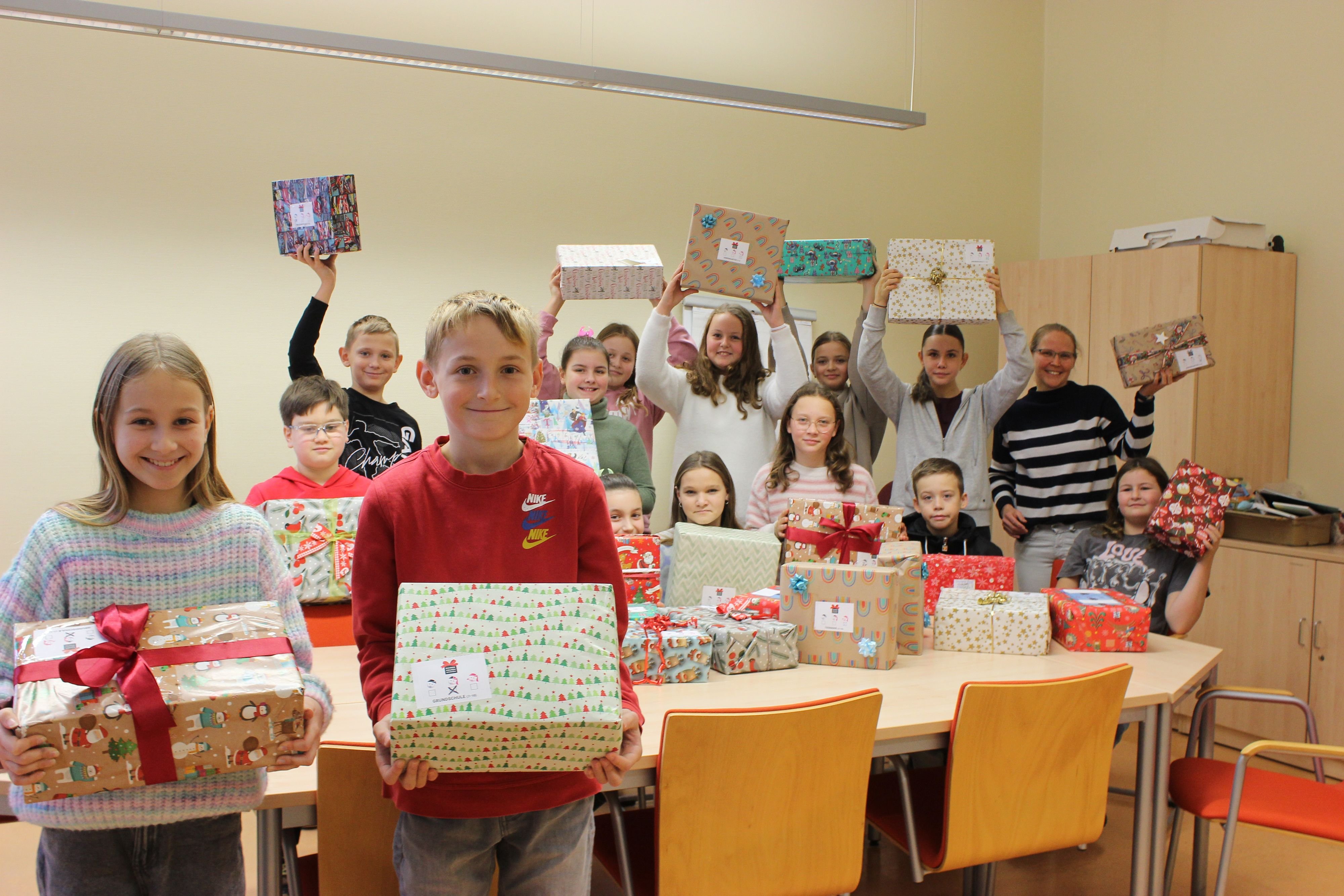 Für den guten Zweck: Weihnachten kommt früher: Päckchen gepackt für Kinder in Kriegsgebieten