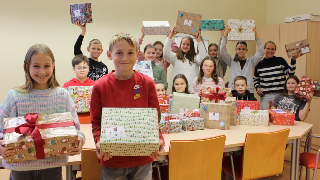 Die Schüler des Professor-Friedrich-Förster-Gymnasiums in Haldensleben haben einige Weihnachtspäckchen für Kinder, die selbst nicht viel haben, gepackt. Auch Merle und Moritz (vorn) haben Pakete gepackt. Lehrerin Sandra Fehse hat die Aktion in der Ethik-Klasse organisiert.