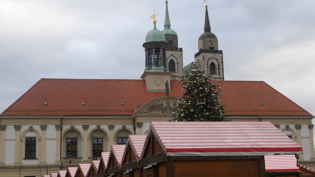 Buden des noch geschlossenen Weihnachtmarktes vor dem Magdeburger Rathaus. (Archivbild)