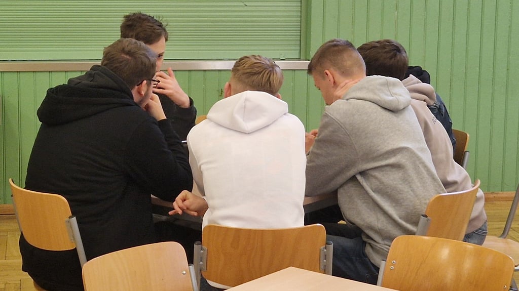 Die Schüler des Freiherr-von-Stein-Gymnasiums tauschen sich auch in der Kleingruppe zu den Themen des Projekttages aus.
