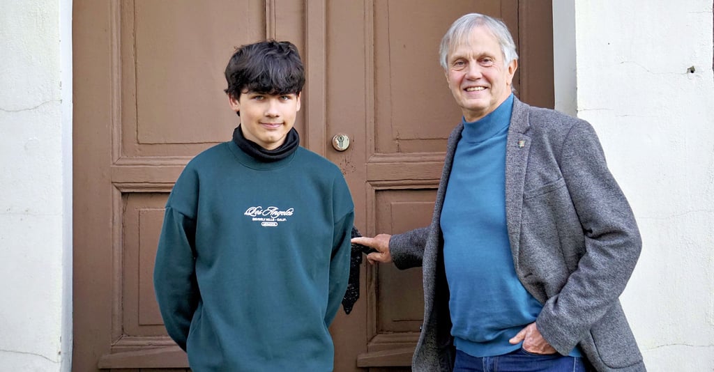 Lennart Kirst (l.) ist 16 Jahre alt und wurde in den Gemeindekirchenrat von Holzweißíg gewählt. Unterstützt wird er von Uwe Kröber.