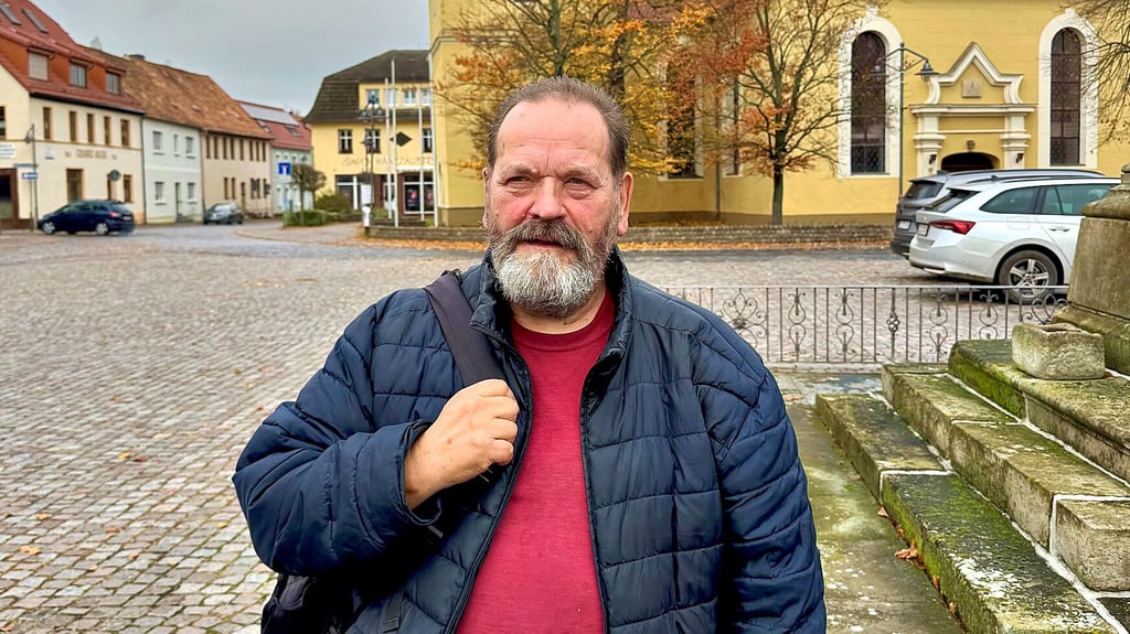 Der aus Groß Naundorf stammende Frank Boche stellt  dem  Heimatverein Holzdorf  ein Michael-Stifel-Denkmal als  Dauerleihgabe  zur  Verfügung.