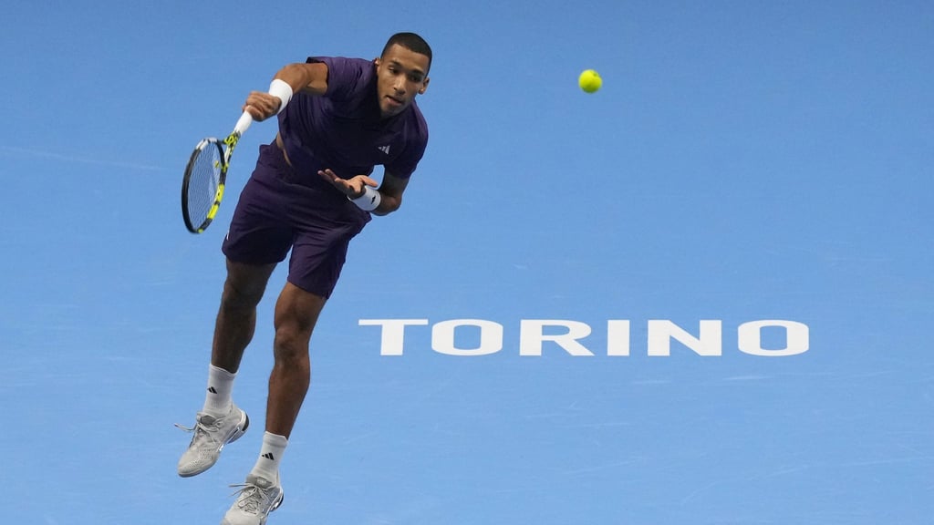Felix Auger-Aliassime feiert den ersten Sieg bei den ATP Finals