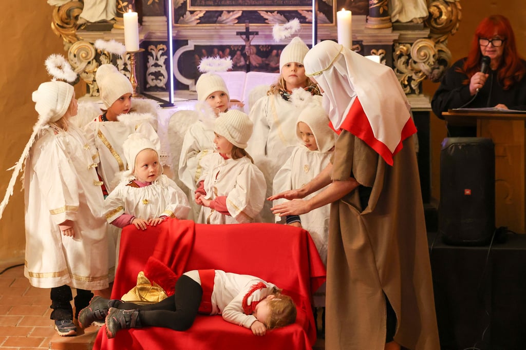 In der evangelischen Kirche Sankt Petri Beyendorf in Magdeburg führten prächtig kostümierte Kinder die Geschichte des Heiligen Martin auf.