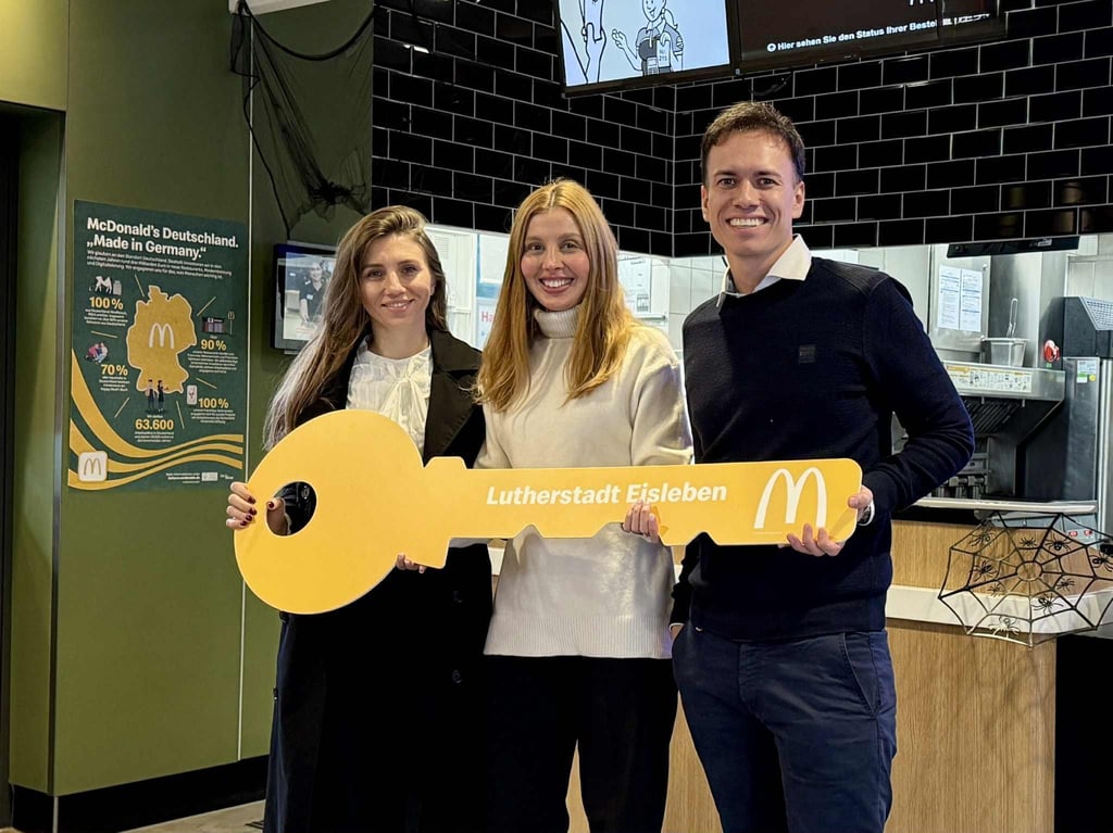 Kenny Kraft (rechts) wird ab Dezember Filialleiter bei McDonald’s in Eisleben. Seine Frau Martina Kraft (links) ist auch im Konzern angestellt. Die bisherige Franchisenehmerin Anastasia Gogberashvili (Mitte) übernimmt McDonald’s-Filialen in Mecklenburg-Vorpommern.