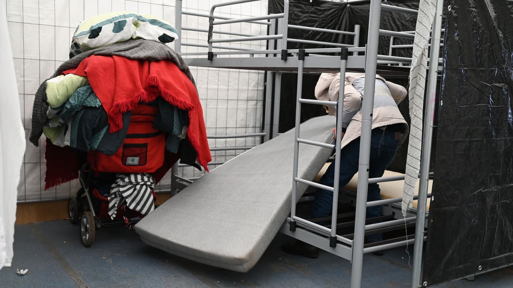 In den Zeiten der größten Überlastung wurden mancherorts Geflüchtete in Sporthallen einquartiert. (Archivbild)