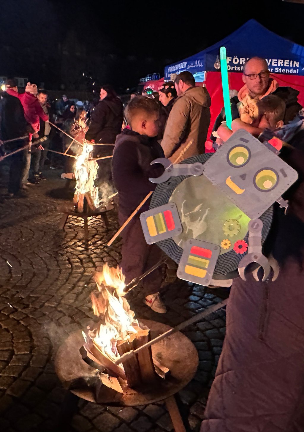 Das Stockbrotbacken auf dem Hof der Feuerwache in Stendal erfreute sich wieder großer Beliebtheit.