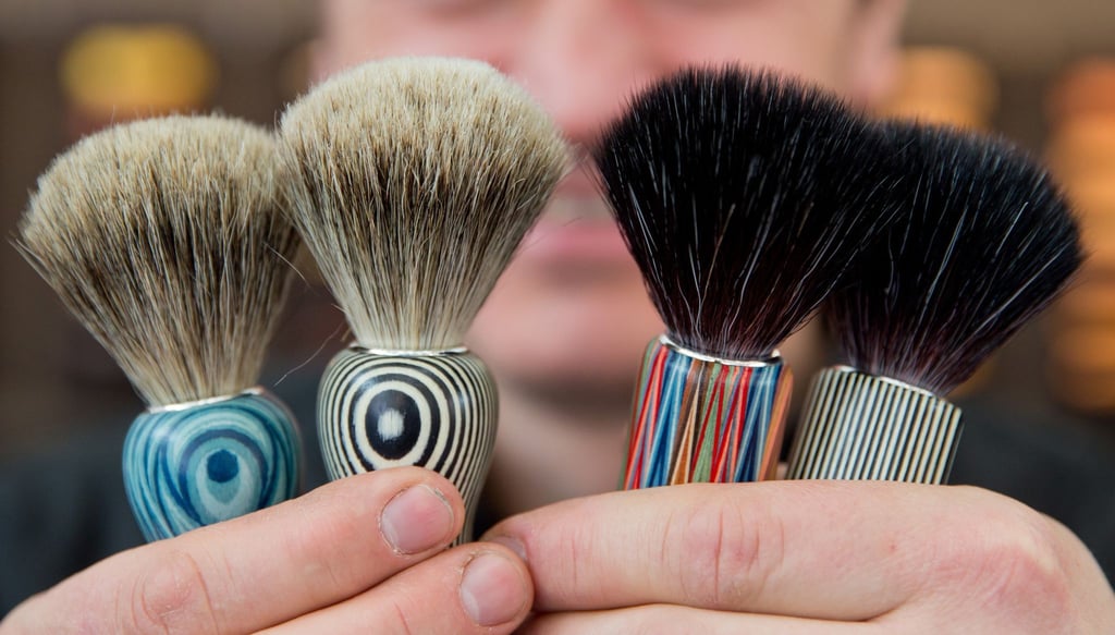 Rasierpinsel mit herkömmlichen Borsten (l, Dachshaar) und veganen Borsten (Kunsthaar): Viele Pinsel enthalten Tierhaare – etwa vom Marder oder seiner Verwandten. Ihre Gewinnung ist eng mit der Pelzindustrie verbunden.