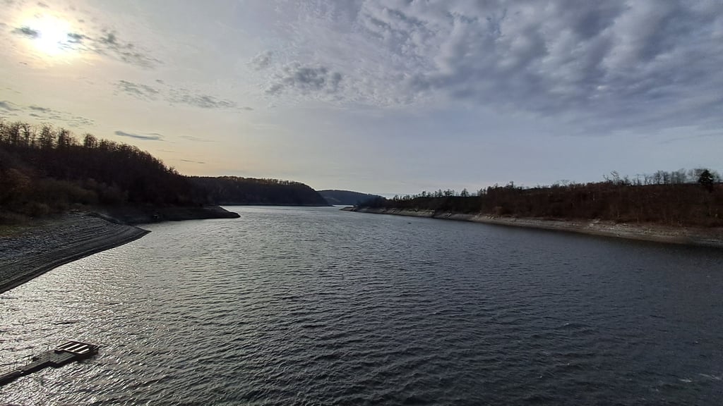 Wegen zu wenig Niederschlag ist der Wasserstand der Rappbodetalsperre im Harz aktuell eher niedrig.