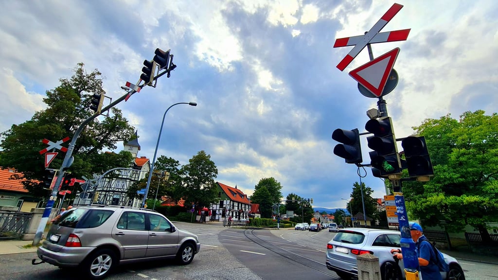Autofahrer aufgepasst: Die vielbefahrene Westerntorkreuzung in Wernigerode (B244, L100) wird zur Baustelle.