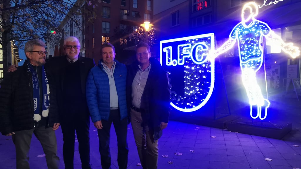 Die Lichterwelt hat ein neues Highlight: einen Fußballer mit funkelndem FCM-Wappen. Garantiert der nächste Selfie-Hotspot für Sportfans.