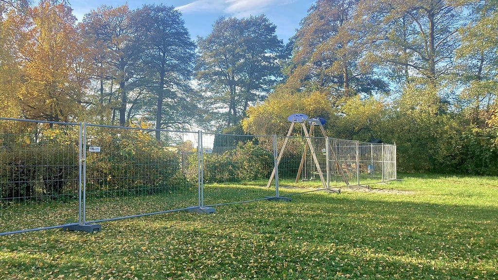 Auf dem Spielplatz in Pulspforde hat die Umgestaltung mit dem Stellen eines Bauzauns gestartet.