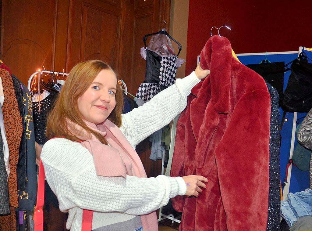 Juliane Schumann ist auf dem Fashionista Markt  vor einem Jahr  fündig geworden: Sie  hat damals einen  gut erhaltenen roten Mantel entdeckt.