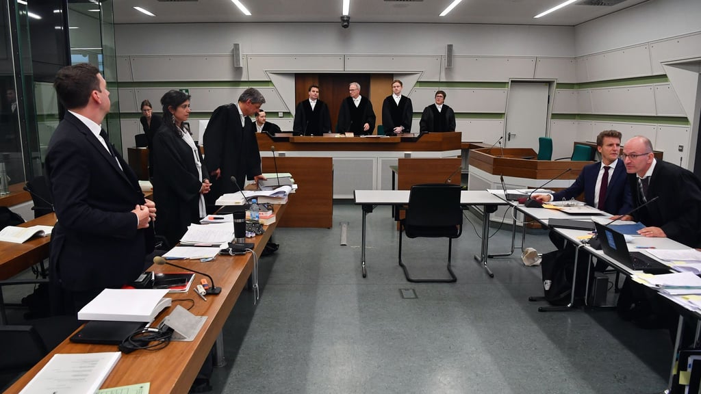 Blick in den Verhandlungsraum des Verwaltungsgerichts Berlin in den Räumen des Kriminalgerichts Moabit.
