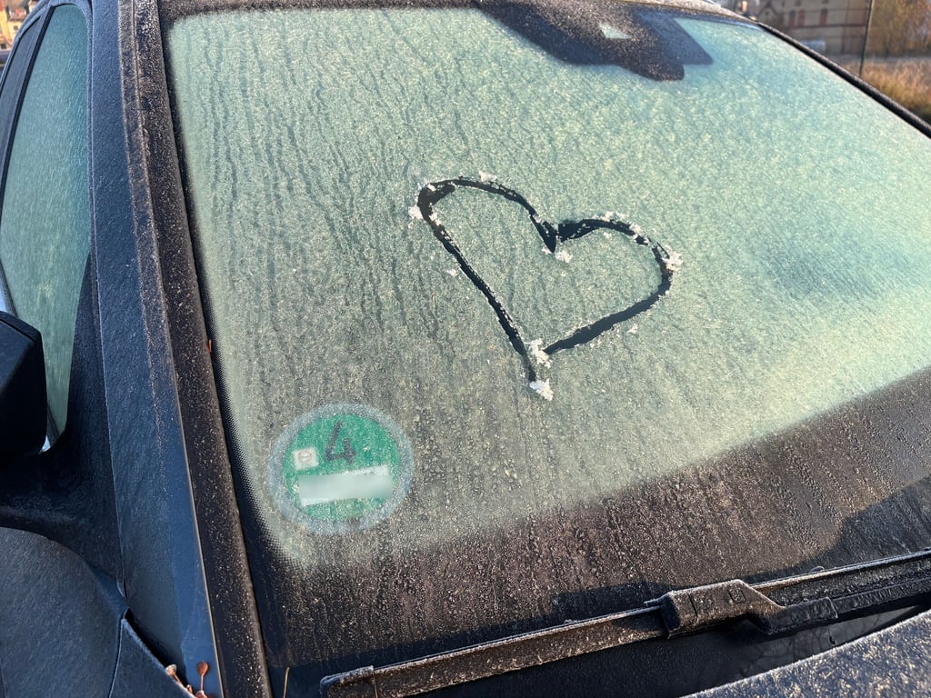 Blick auf ein Auto in Burg, dessen Frontschutzscheibe vereist ist.