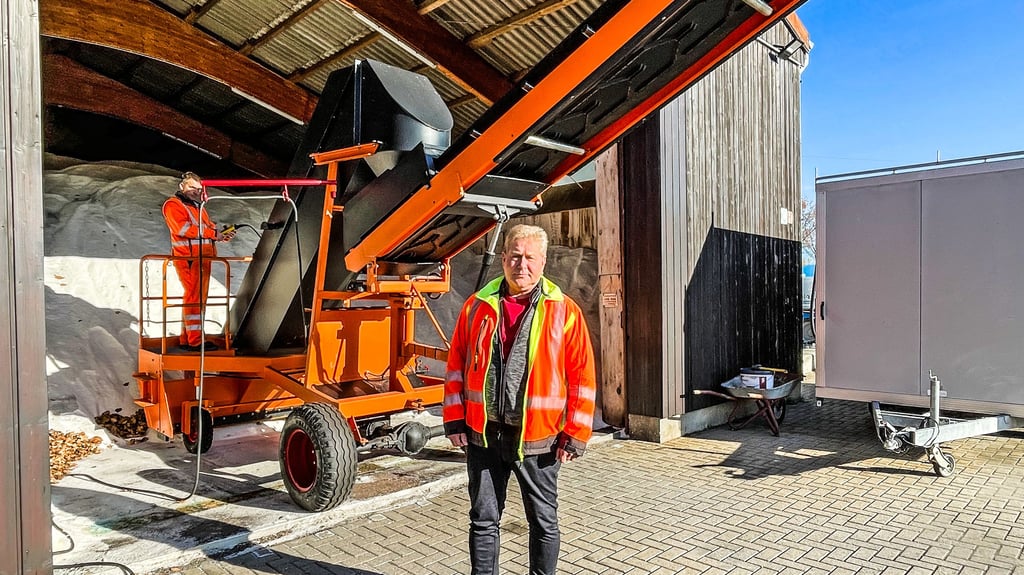 700 Tonnen Streusalz für die Straßen im Kreis: Thomas Lochmann, Leiter der Straßenmeisterei Merseburg (vorn), und Straßenwärter Christian Kuhnt an der Steuerung des Salzladebandes, bei den Winterdienstvorbereitungen. 