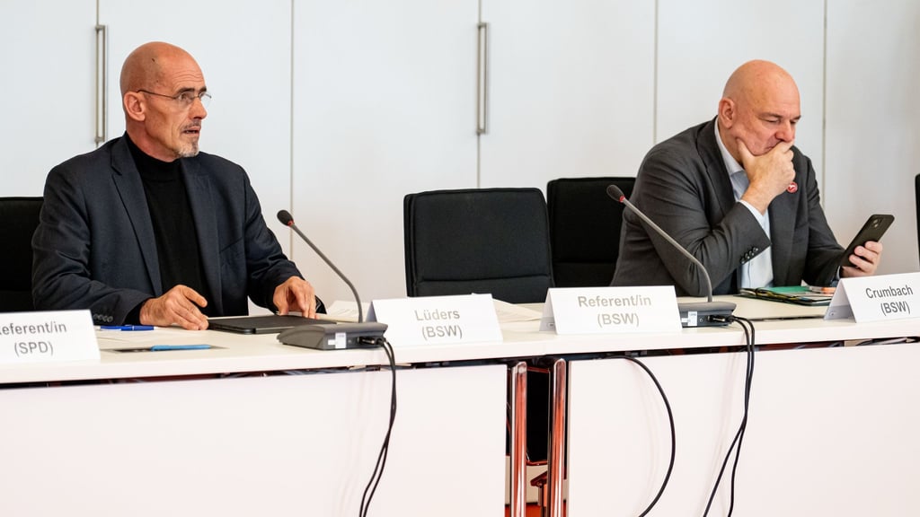 Die Vertreter der Brandenburger BSW-Landtagsfraktion stimmen im Hauptausschuss des Landtags über zwei umstrittene Medienstaatsverträge unterschiedlich ab.