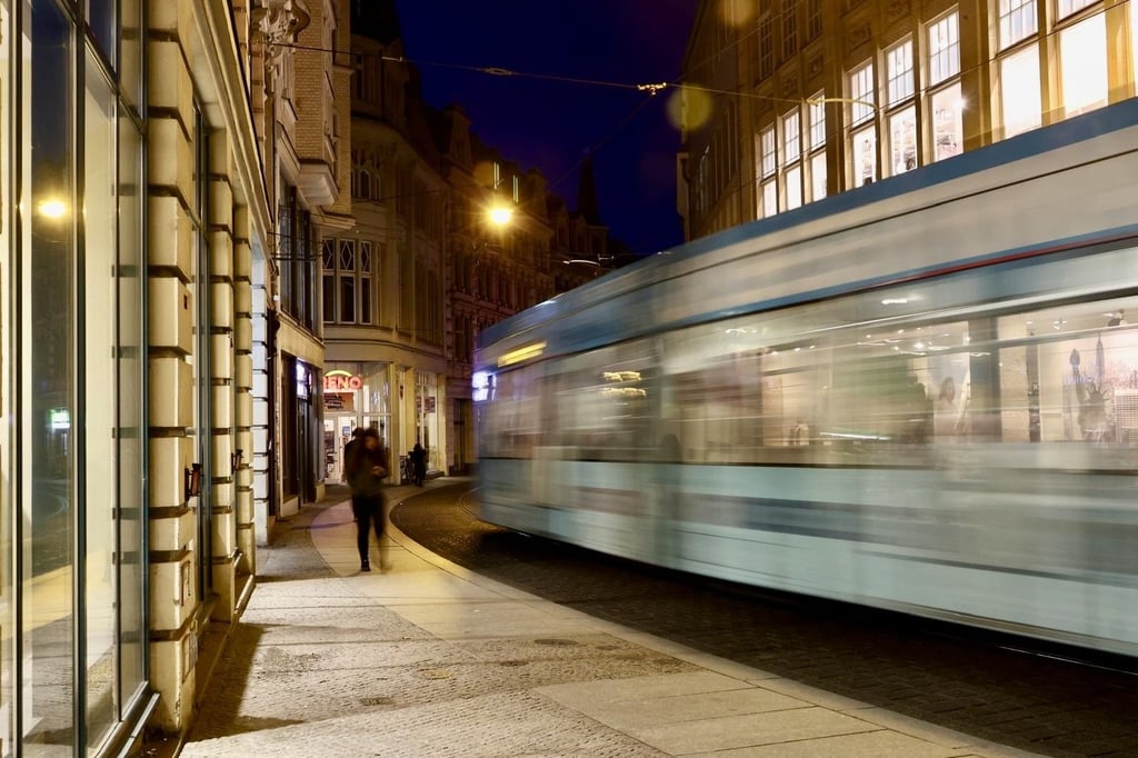 Eine Straßenbahn rollt durch die Große Ulrichstraße in Halle.