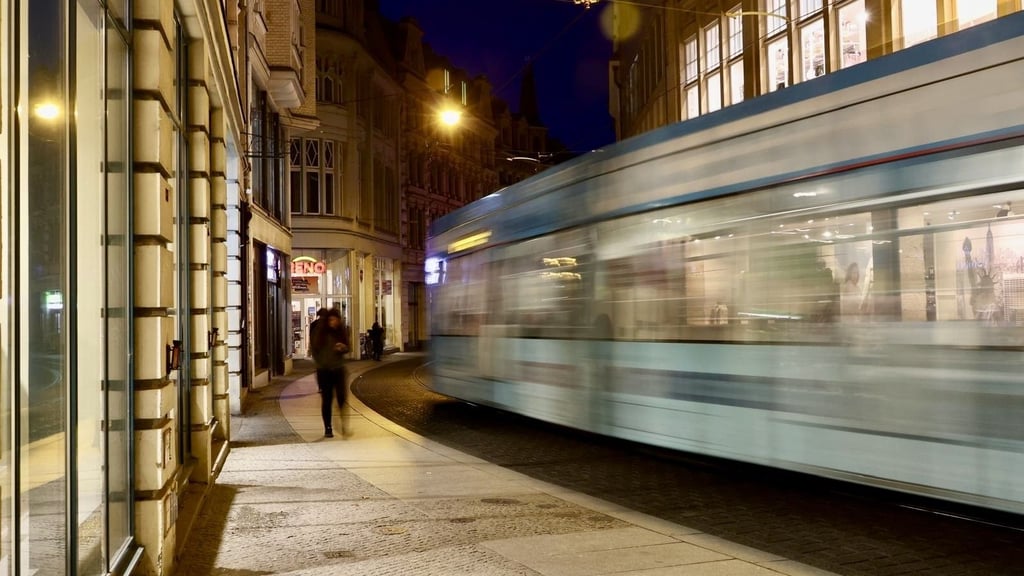 Eine Straßenbahn rollt durch die Große Ulrichstraße in Halle. Die HAVAG rechnen künftig mit noch mehr Passagieren, haben aber wneiger Geld zur Verfügung. Daher muss jetzt an allen möglichen Stellen gespart werden.