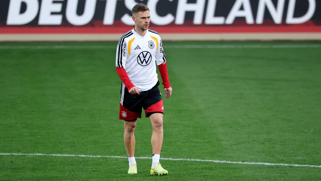 Joshua Kimmich geht über den Trainingsplatz der Fußball-Nationalmannschaft.
