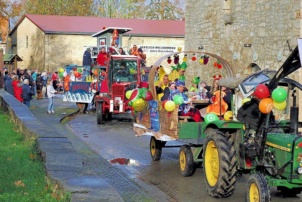Bunt geschmückte Festwagen gehören alljährlich zum  Bild des Deersheimer Karnevalsumzugs. 