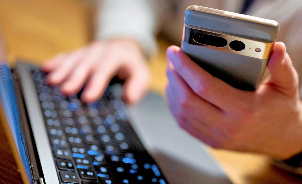 Über E-Mails, Textnachrichten, Anrufe und sogar QR-Codes versuchen Betrüger, an sensible Daten zu kommen.