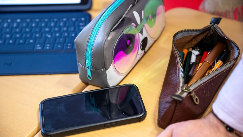 Vom Pausenhof bis ins Klassenzimmer: Das Smartphone ist an Schulen allgegenwärtig. (Symbolbild)